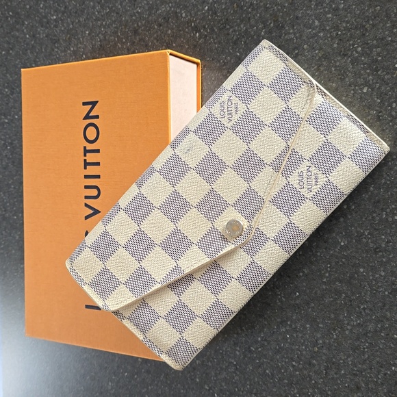 LOUIS VUITTON WOMENS CLUTCH - Picture 1 of 6